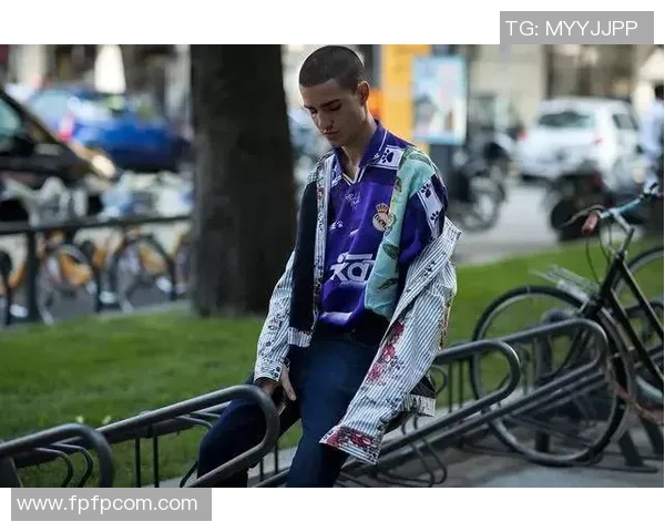 冬季训练中的足球明星时尚穿搭解析与潮流趋势探讨